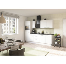 Cuisine lumineuse avec coin repas, armoires de cuisine blanches et plan de travail foncé