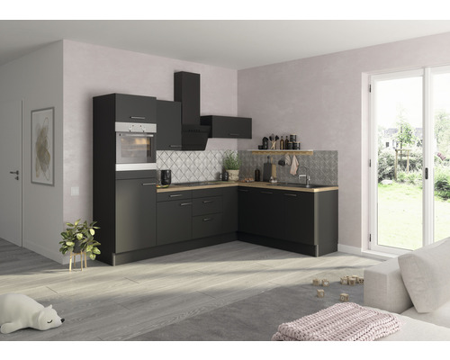 Cuisine moderne avec armoires noires, évier, cuisinière et hotte aspirante