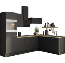 Cuisine moderne avec armoires noires, plans de travail en bois, four intégré et hotte aspirante