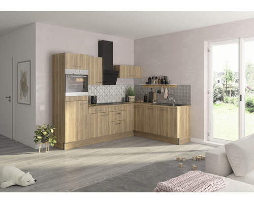 Cuisine moderne avec façades en bois, hotte noire et crédence carrelée dans une pièce lumineuse.