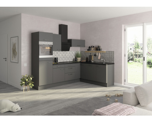Cuisine d''angle grise avec évier, cuisinière et hotte aspirante dans une pièce lumineuse