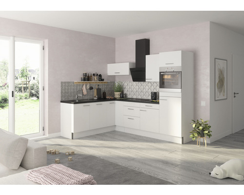 Cuisine intégrée lumineuse avec évier, cuisinière et hotte aspirante