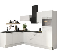 Cuisine d''angle moderne avec armoires blanches, plan de travail noir et hotte aspirante