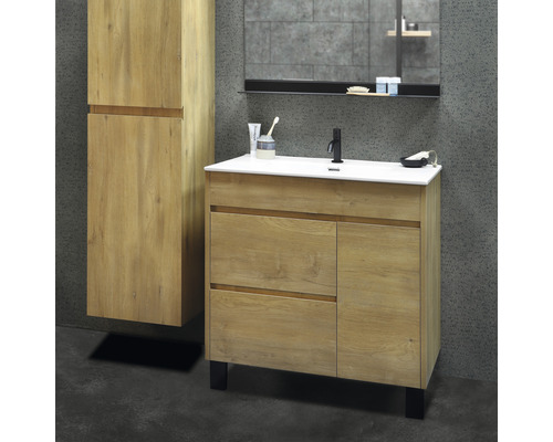 Badezimmer mit Waschtischunterschrank, Waschbecken und Spiegelschrank