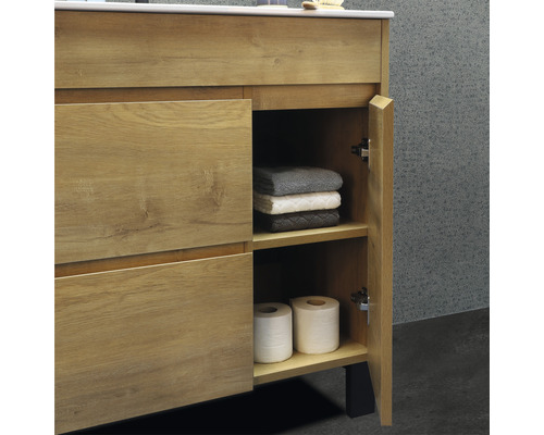 Badzimmermöbel mit offenem Schrank, Ablagefächern, Handtüchern und Toilettenpapier