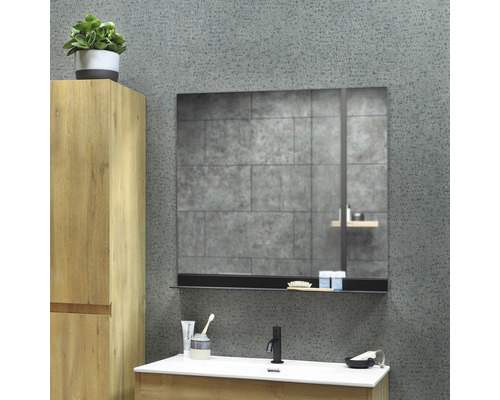 Badezimmer mit Waschtisch, Spiegel und Hochschrank in Holzoptik vor grauer Wand