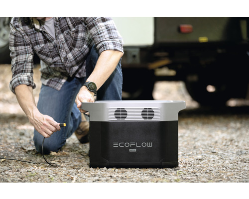 Station d''alimentation EcoFlow Max avec un homme connectant un câble
