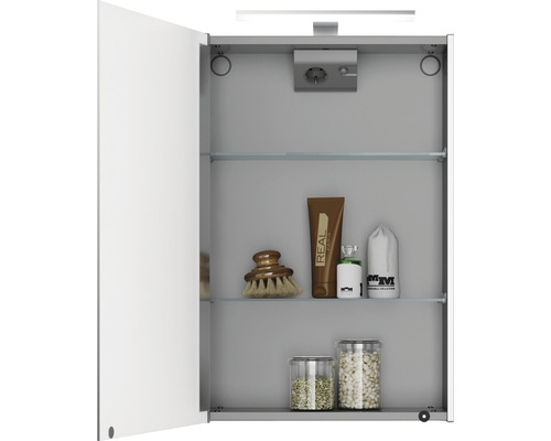 Armoire de toilette ouverte avec deux étagères en verre et divers articles de salle de bains