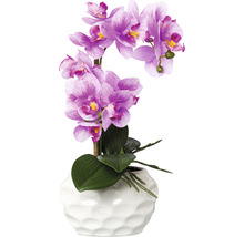 Orchidée artificielle dans un pot blanc comme décoration