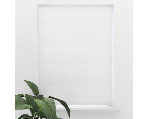 Fenêtre avec store enrouleur abaissé pour obscurcir la pièce