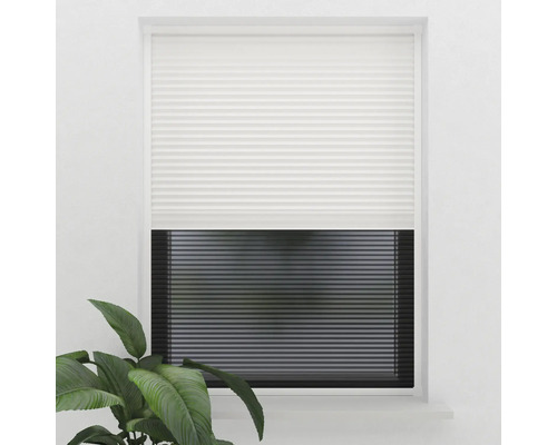 Weisses Plissee am Fenster für Sichtschutz und Dekoration