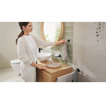 "Helles Badezimmer mit Waschtisch, Spiegel, Handtuchhalter und Toilette