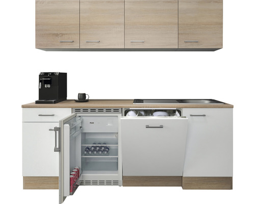 Cuisine équipée avec éléments hauts, réfrigérateur et lave-vaisselle