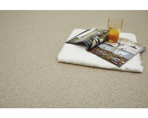 Surface de sol décorative avec magazine, boisson et coussin