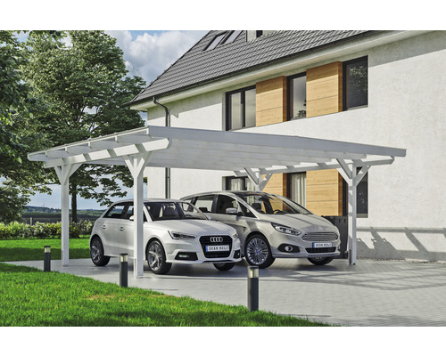 Carport double SKAN HOLZ Odenwald avec ancre de poteau 640 x 541 cm blanc Deux voitures sous un carport en bois blanc devant une maison.
