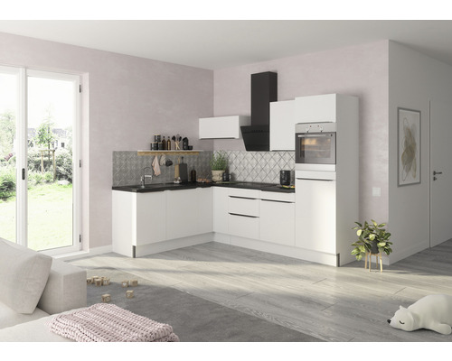 Cuisine claire avec armoires blanches, plan de travail noir et hotte aspirante dans une pièce moderne