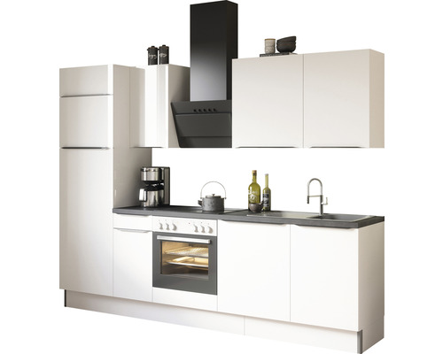 Cuisine équipée avec éléments hauts, hotte aspirante et appareils électriques.