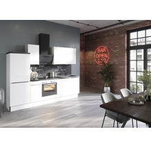 Cuisine moderne avec armoires blanches, hotte aspirante et table à manger de style loft