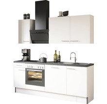 Cuisine moderne avec armoires blanches, hotte aspirante et appareils électroménagers