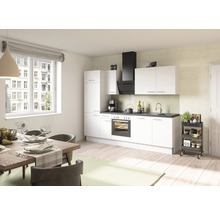 Cuisine claire avec coin repas et mobilier moderne.