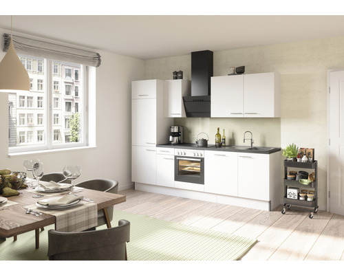 Cuisine claire avec coin repas et mobilier moderne.