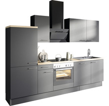 Cuisine moderne avec armoires grises, hotte aspirante et plan de travail en bois clair