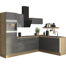 Cuisine moderne avec armoires grises, accents de bois et hotte aspirante