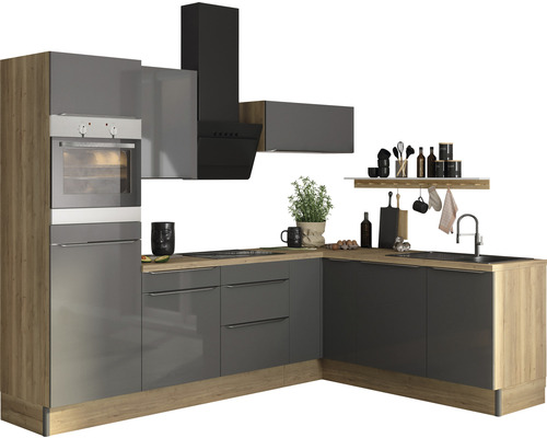 Cuisine moderne avec armoires grises, accents de bois et hotte aspirante