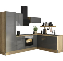 Cuisine moderne avec armoires grises, hotte aspirante et évier