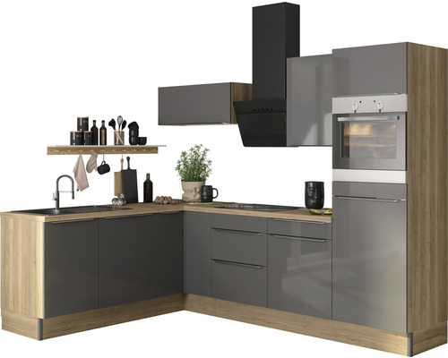 Cuisine moderne avec évier, plaque de cuisson, four et hotte aspirante