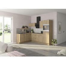 Cuisine claire avec aspect bois, hotte aspirante et four dans un espace de vie moderne