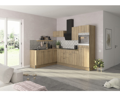 Cuisine claire avec aspect bois, hotte aspirante et four dans un espace de vie moderne