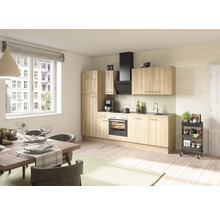 Cuisine lumineuse avec table à manger et chaises dans un espace de vie.
