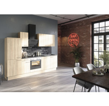 Cuisine moderne avec aspect bois, hotte aspirante et table à manger dans une pièce spacieuse.