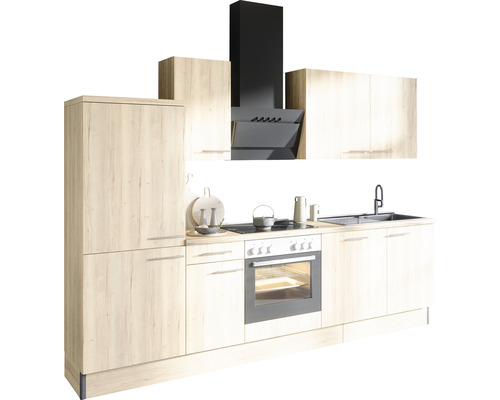 Cuisine intégrée moderne avec évier, cuisinière, four et hotte aspirante.