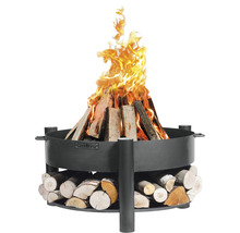 Feuerstelle mit Holz und brennendem Feuer