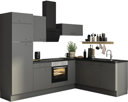 Cuisine moderne avec armoires grises, hotte aspirante et évier