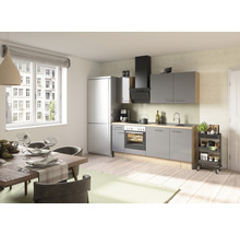 Cuisine claire avec table à manger, chaises et kitchenette dans les tons de gris