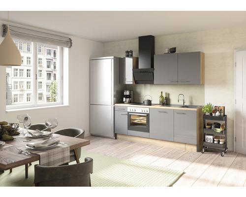 Cuisine claire avec table à manger, chaises et kitchenette dans les tons de gris