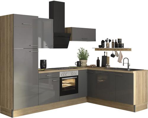Cuisine intégrée moderne avec hotte aspirante, évier et armoire suspendue