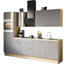 Cuisine moderne avec armoires grises et plan de travail aspect bois.