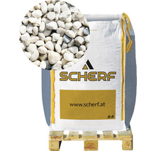Sack mit Zierkies auf einer Palette mit Nahaufnahme des Kieses