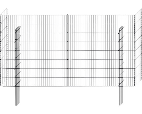 Vue de clôture grillagée avec des poteaux de clôture