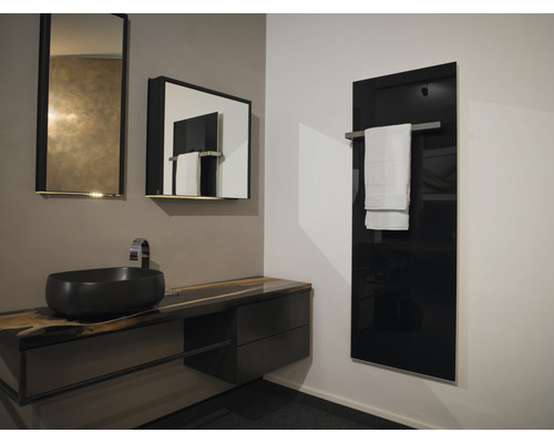 Salle de bain avec lavabo, miroirs et sèche-serviettes