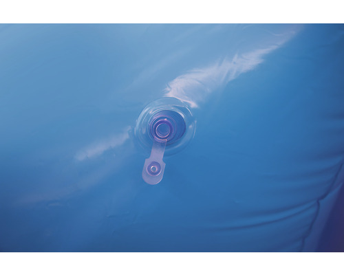 Detailansicht eines blauen aufblasbaren Produkts mit Ventil