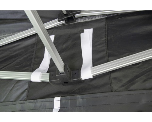 Vue détaillée de l’armature d’un pavillon avec des bandes de fixation