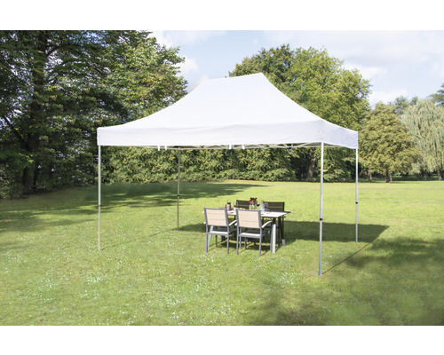 Tente de réception avec table et chaises dans le jardin