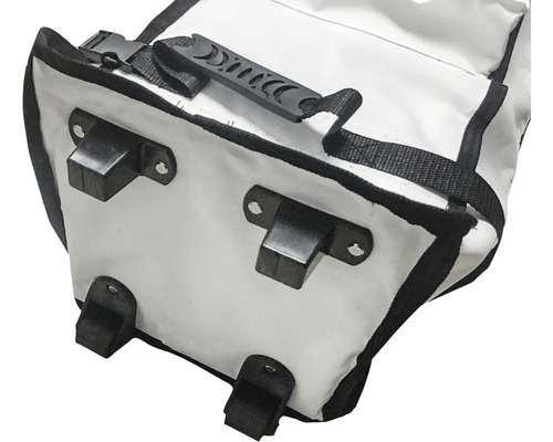 Vue détaillée d''un sac de transport avec poignées et éléments de fixation.