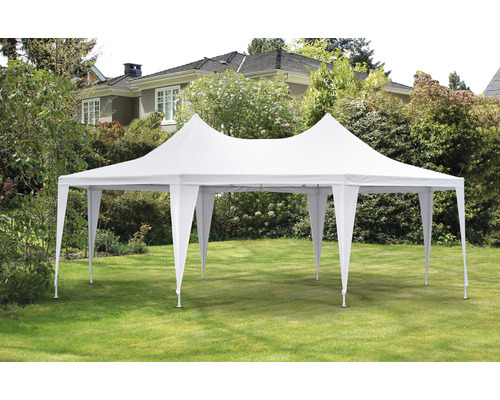 Tente de réception blanche dans le jardin