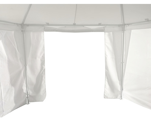 Vue intérieure d''un pavillon avec rideaux blancs